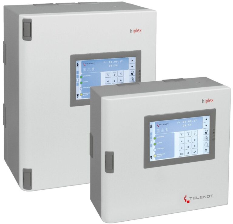 Zwei weiße Sicherheitskontrollgeräte mit Touchscreens. Die Displays zeigen ein Menü mit Datum, Uhrzeit und Steuerungsoptionen. Die Marke Telenot und das Modell hiplex sind erkennbar.